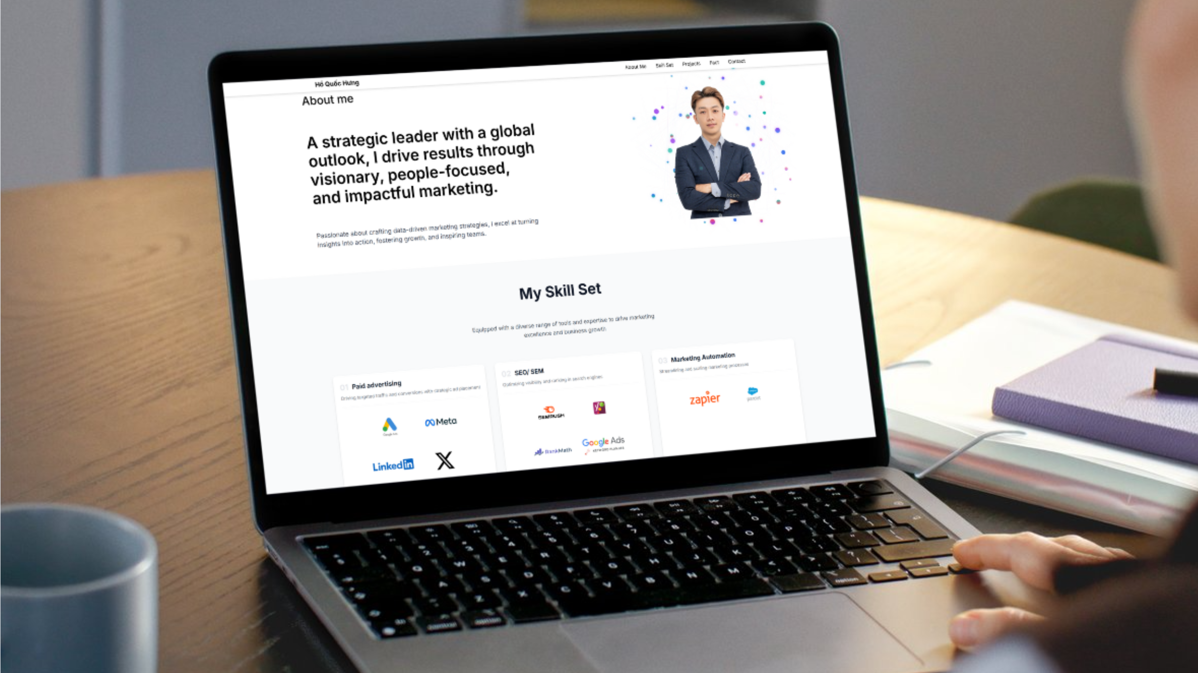 Laptop đặt trên kệ với Portfolio của gói LEGEND